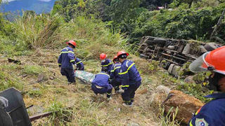 Xe tải lao xuống vực trên đèo Bảo Lộc, tài xế tử vong trong cabin