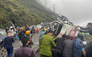 Lao qua hộ lan dốc Cán Tỷ (Tuyên Quang), xe bán tải biến dạng