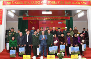 Phó Chủ tịch Thường trực Quốc hội Đỗ Văn Chiến tặng quà Tết người dân Tuyên Quang
