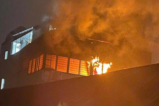 Cháy nhà trọ 8 tầng trong ngõ Khương Trung lúc rạng sáng