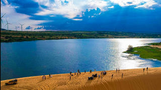 Bàu Trắng U&Me – “Ốc đảo Bồng Lai” giữa miền cát, gió