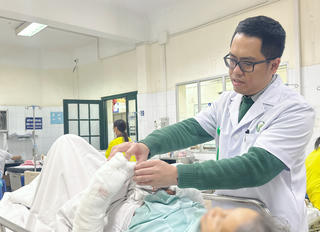 Cụ bà 75 tuổi bị đa chấn thương nặng tứ chi khi bị chó cắn