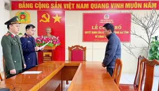 Khởi tố đối tượng chém bạn bằng dao nhọn về tội 'Sử dụng trái phép vũ khí quân dụng'