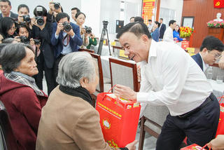 Thường trực Ban Bí thư Trần Cẩm Tú thăm, trao quà Tết cho hộ nghèo và gia đình chính sách tại Đà Nẵng