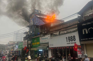 Cháy biển quảng cáo tại tầng 3 nhà dân trên đường Trần Cung ở Hà Nội