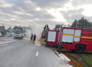 Ô tô khách bốc cháy dữ dội khi lưu thông qua phường Đông Hà (Quảng Trị)