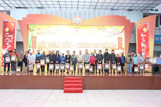 Tết ấm áp – Xuân ơn Đảng: Phường Giảng Võ trao 374 suất quà đến tay người dân có hoàn cảnh khó khăn