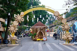 Không gian văn hóa Tết lan tỏa tại Chợ hoa Xuân Phố cổ 2026