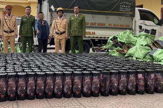 Phát hiện hơn 500 bình nghi 'khí cười' tuồn' về Hải Phòng lúc rạng sáng
