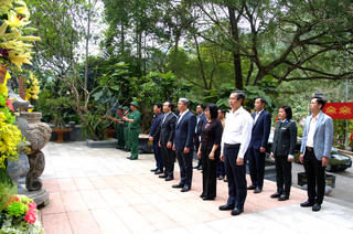 Bộ trưởng Nguyễn Hải Ninh cùng Đoàn công tác Bộ Tư pháp dâng hương Di tích đặc biệt Hang Tám Cô