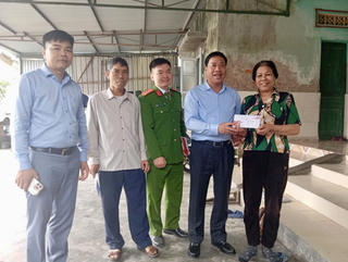 Hải Phòng: Thăm, tặng quà các hộ dân gương mẫu trong công tác giải phóng mặt bằng tại phường An Phong