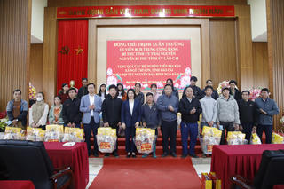 Bí thư Tỉnh ủy Thái Nguyên tặng quà hộ nghèo xã Ngũ Chỉ Sơn (Lào Cai)