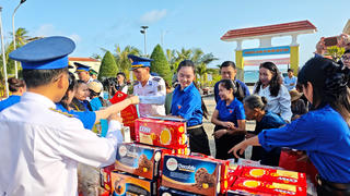 Xuân ấm nơi đảo tiền tiêu Lý Sơn, thắm đượm nghĩa tình quân dân 