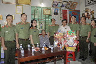 Công an Cà Mau thăm, tri ân Mẹ VNAH, Anh hùng LLVT và chúc Tết lực lượng, dịp Xuân Bính Ngọ 