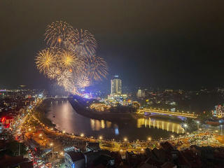 Khách quốc tế và vạn người xứ Lạng chiêm ngưỡng pháo hoa đêm khai mạc Lễ hội Hoa Đào xứ Lạng năm 2026