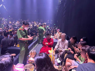 Đột kích quán bar APLUS ở TP HCM, phát hiện hàng chục người dương tính ma túy