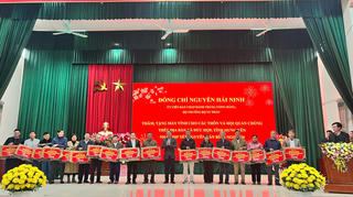 Bộ trưởng Bộ Tư pháp Nguyễn Hải Ninh trao, tặng quà Tết tại xã Đức Hợp, tỉnh Hưng Yên