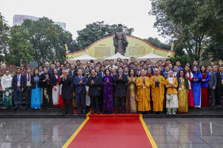 Chủ tịch nước Lương Cường cùng đại biểu kiều bào dâng hương tại Tượng đài Lý Thái Tổ và đền Ngọc Sơn