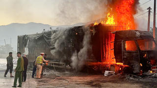 Quảng Ngãi: Xe đầu kéo bốc cháy ngùn ngụt trên đèo Lò Xo