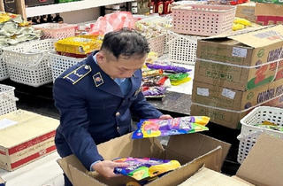 Phát hiện, thu giữ hơn 2.400 sản phẩm thực phẩm nhập lậu, quá hạn tại Đà Nẵng