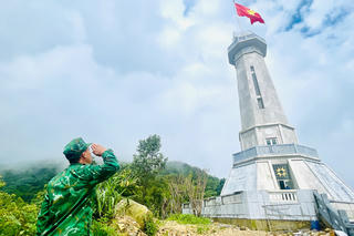 Chào cờ trên đỉnh Khoan La San