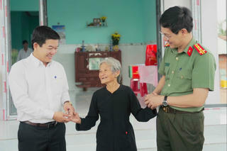 Những mái ngói mới ấm tình quân dân 