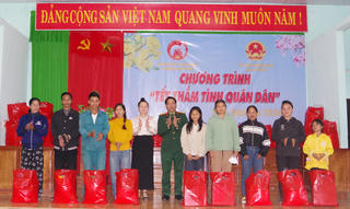 Bộ CHQS TP Huế trao quà Tết cho gia đình chính sách, hộ khó khăn tại xã A Lưới 2