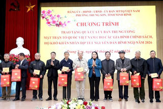 Phó Chánh Văn phòng Thường trực Văn phòng Trung ương Đảng Nguyễn Thị Thu Hà trao quà tại Ninh Bình