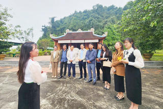 Về thẳm Bua  nghe đại ngàn thì thầm chuyện bản mường