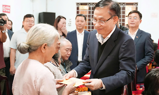 Bộ trưởng Bộ Ngoại giao Lê Hoài Trung trao quà Tết tại phường Thủy Xuân (TP Huế)