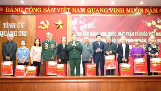 Đại tướng Nguyễn Trọng Nghĩa thăm, chúc Tết, trao quà tại Quảng Trị