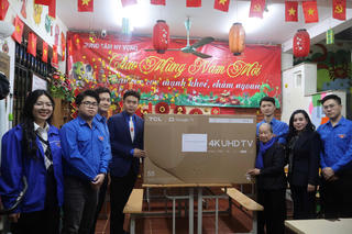 Đoàn Thanh niên Bộ Tư pháp thăm, tặng quà tại Trung tâm Hi vọng