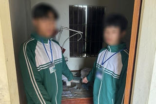 Bắt giữ 2 đối tượng sản xuất, buôn bán pháo nổ tại Hà Nội