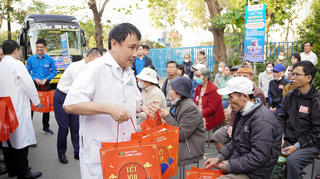 Những “Chuyến xe yêu thương” từ Bệnh viện TW Huế đưa hàng trăm bệnh nhân về quê đón Tết  