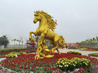 Linh vật ngựa và gần 100.000 chậu hoa thắp sáng không gian bờ Bắc sông Cấm Hải Phòng