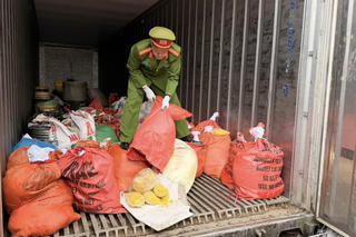 Phát hiện cơ sở trộn hóa chất cấm sử dụng chế biến hàng tấn riềng xay tươi 