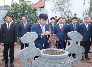 Đoàn đại biểu tỉnh Ninh Bình dâng hương tưởng niệm Chủ tịch Hồ Chí Minh và các Anh hùng liệt sĩ nhân dịp Xuân Bính Ngọ 2026