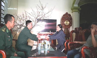 Nghệ An: Tàu cá va đá ngầm ngoài biển, ba thuyền viên được cứu sống kịp thời