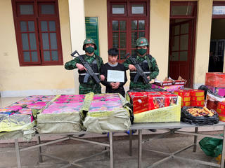 Bắt giữ đối tượng bơi qua sông vận chuyển gần 1,5 tạ pháo qua biên giới