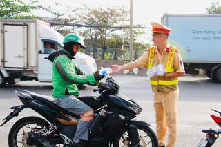 Công an Đồng Nai tiếp sức người dân về quê đón Tết
