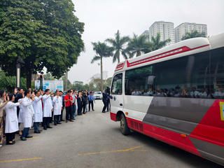 Chuyến xe yêu thương nối dài hy vọng cho người bệnh ung thư về quê đón Tết