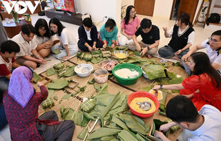 Người trẻ tìm lại 'hồn Tết' từ việc gói bánh chưng