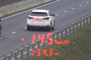 Chạy 145 km/h trên cao tốc giới hạn 90 km/h: Hồi chuông cảnh báo dịp cận Tết