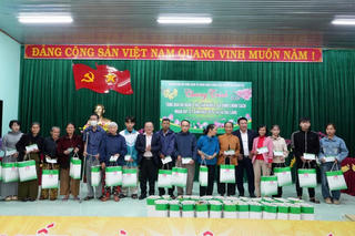 Ban đại diện HĐQT NHCSXH Quảng Trị trao quà Tết cho hộ nghèo và đối tượng chính sách xã Hải Lăng