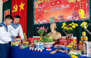 Những chuyến tàu mang mùa xuân ra đảo