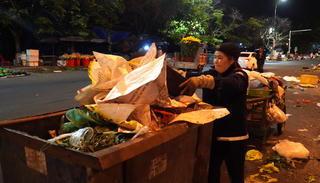 Thầm lặng giữ phố phường Đà Nẵng sạch đẹp trong đêm giao thừa