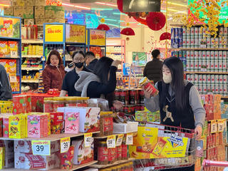 Thị trường ngày Mùng 1 Tết Bính Ngọ 2026: Chợ nghỉ Tết, siêu thị mở cửa hạn chế, giá vẫn ổn định