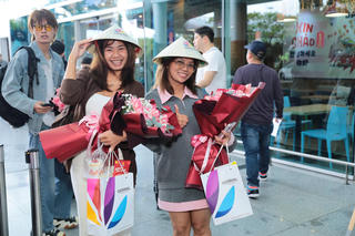 Du khách quốc tế nườm nượp “xông đất” Việt Nam đầu Xuân Bính Ngọ