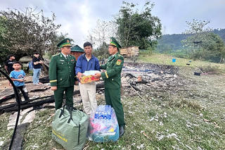 Biên phòng Quảng Trị hỗ trợ gia đình bị cháy nhà ở vùng biên