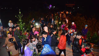 Linh thiêng Chợ Đình Bích La trong đêm Xuân Bính Ngọ